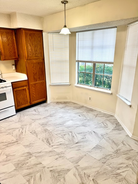 Building Photo - 8000 Tuscarora Trl