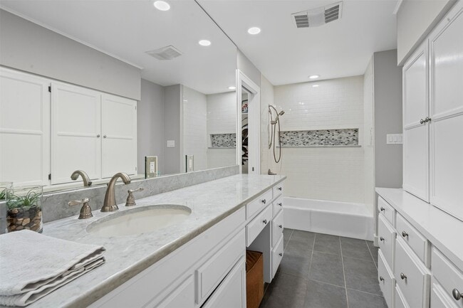 Building Photo - 4014 Modlin Ave