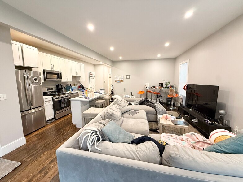 Building Photo - 91 Hillside St