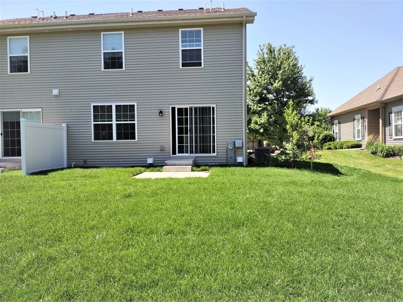 Patio 8x8 back yard - 1925 Turtle Creek Ct
