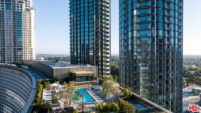 Building Photo - 2025 Ave of the Stars