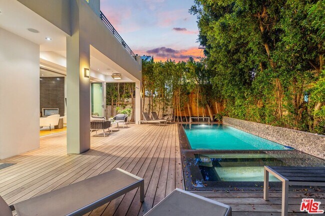 Building Photo - 833 N Orange Grove Ave