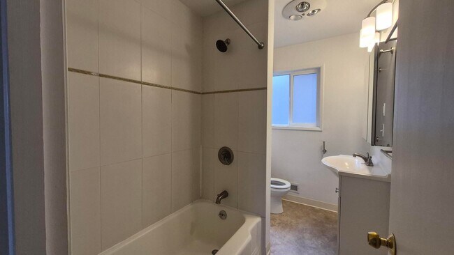 Building Photo - Amazing 2 Bedroom 1 Bath with View in NW P...