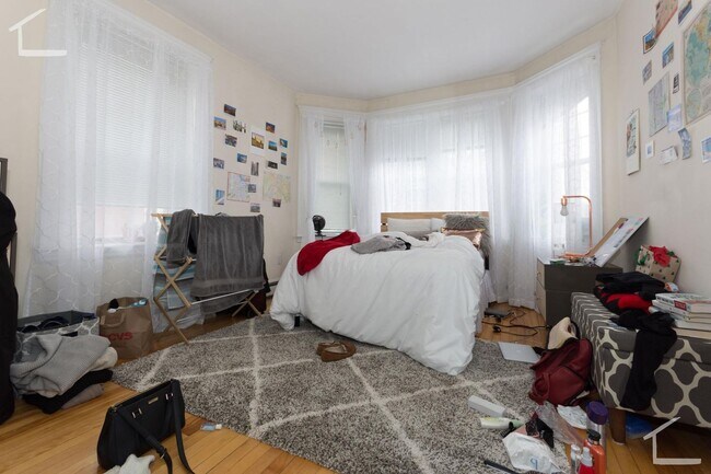 Building Photo - Avl 9/1 Huge renovated Coolidge Corner 4BR/3BA with AC!