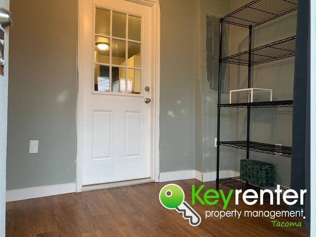 Building Photo - Centrally Located 3Bed/1.5Bath Tacoma Home!