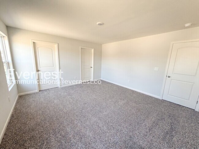 Building Photo - 3 Bed/2.5 Bath Town Home with Garage / Pet-Friendly / Vouchers Accepted / Coming Soon!
