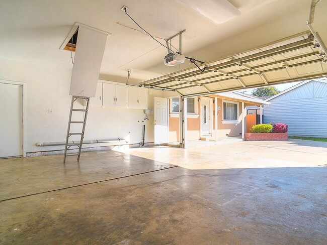 Building Photo - Attractive 3 bedroom home