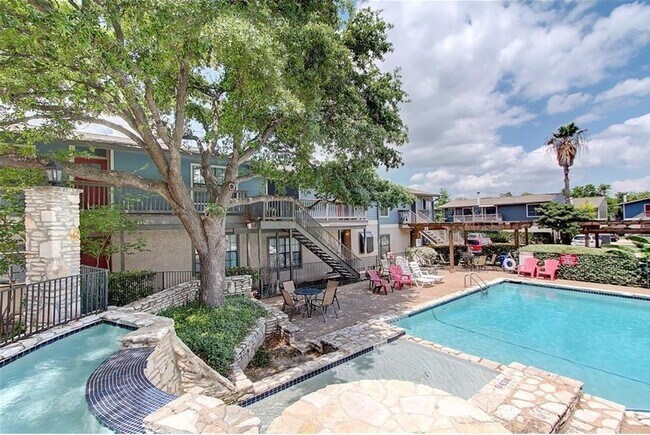 Building Photo - Cozy 1 Bedroom, 1 Bathroom Condo In the He...