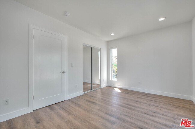 Building Photo - 1015 Wilton Pl