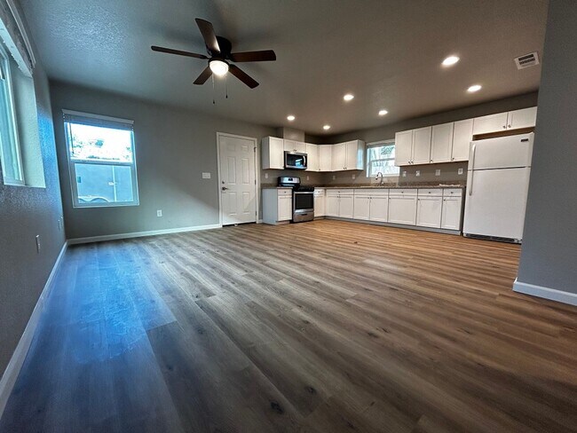 Building Photo - Coming Soon! 2 Bed/1 Bath Home