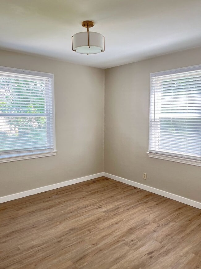 Building Photo - Charming 2 bedroom home, garage parking!
