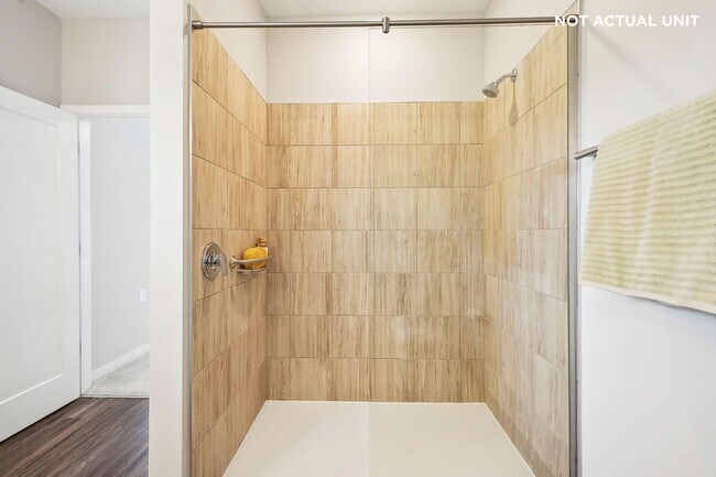Building Photo - 933 Persimmon Ln