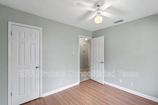 Building Photo - 11908 Broad Oaks Dr