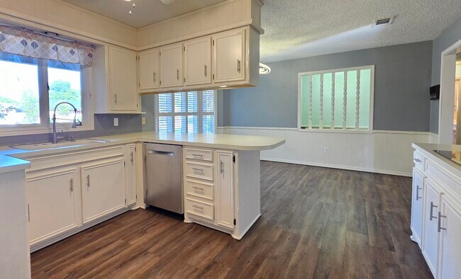 Building Photo - 8604 Jordan Dr