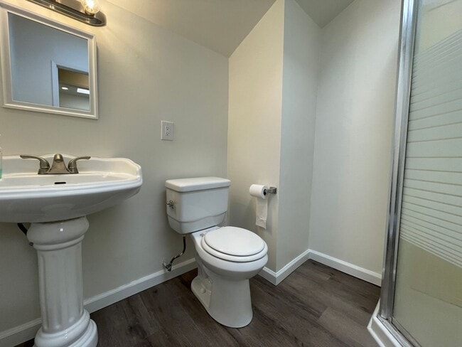 Building Photo - Centrally Located, Nicely Updated Througho...