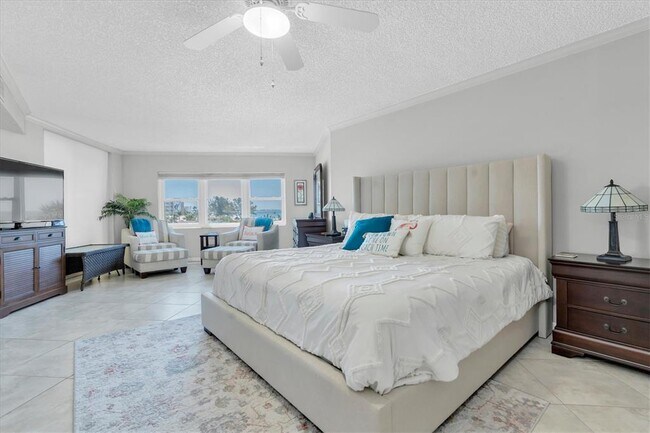 Building Photo - 6500 Sunset Way