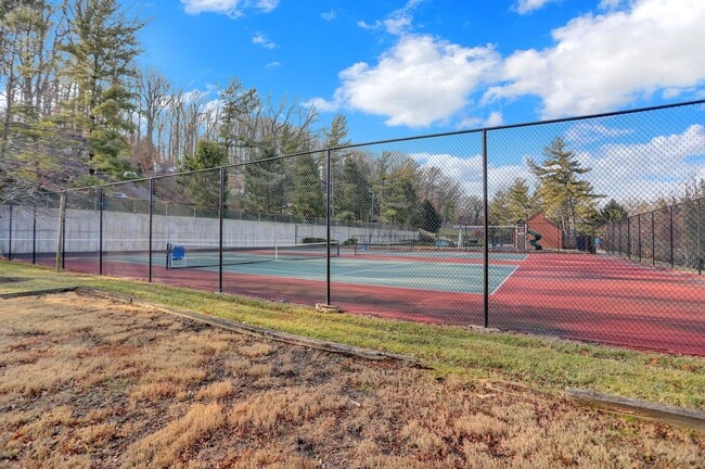 Building Photo - AMAZING SPACIOUS END UNIT TOWNHOUSE IN PRIME LOCATION