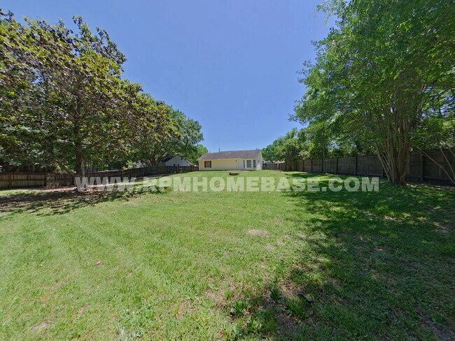 Building Photo - Charming & Updated 3BR/2BA plus Flex Room with Massive Privacy-Fenced Backyard