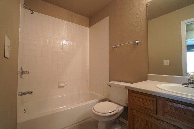 Building Photo - 472 Kitfield View
