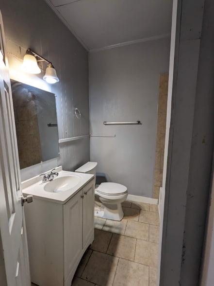 Building Photo - 410 E Day St