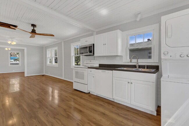 Building Photo - Freshly Painted and Renovated 2-Bedroom Ho...