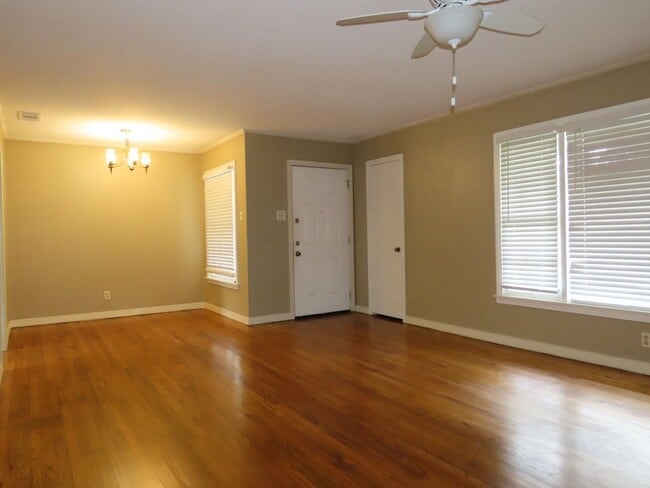 Building Photo - Lovely Updated 3 Bedroom, 2 Bath House in ...