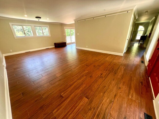 Building Photo - Cranberry - 6 bedroom 4 bathroom - Stunnin...