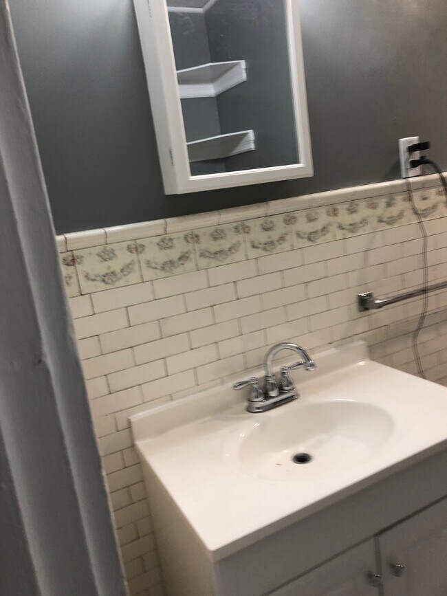 Bathroom - 819 S Braddock Ave