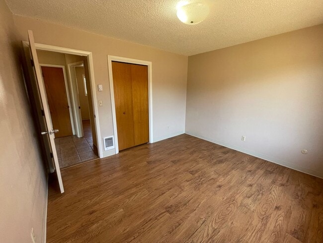 Building Photo - 2 bed 1 bath duplex - water, sewer and gar...