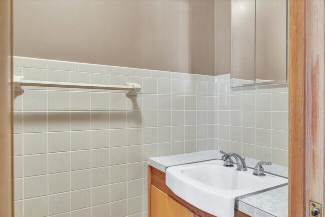 Building Photo - 220 Ivanhoe Way