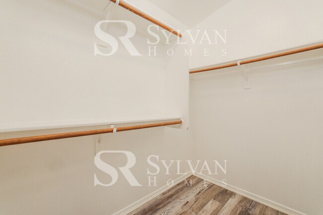 Building Photo - Welcome to this Stunning 3BR 2BA Home