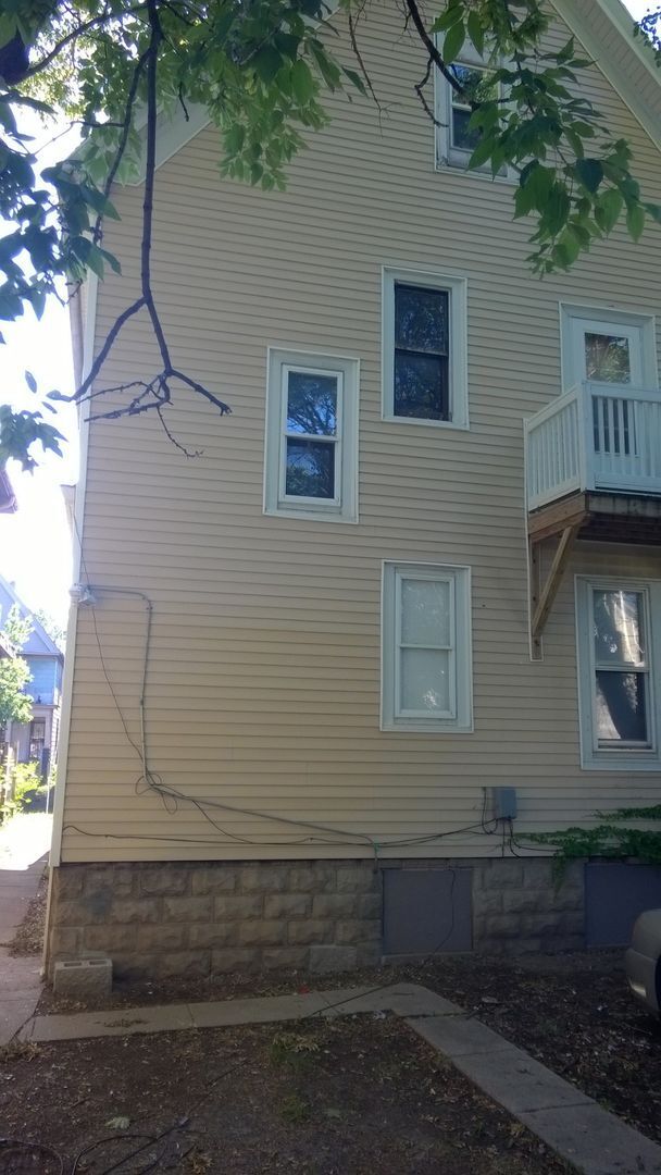 Building Photo - Newly Updated Spacious Three Bedroom Upper...