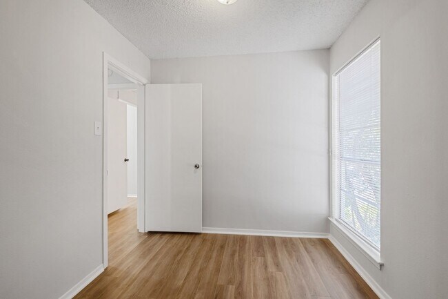 Building Photo - Spacious 3BR Far West Duplex with Loft & Private Deck