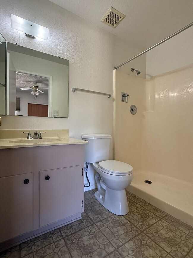 Building Photo - Tempe, Guadalupe and Rural, 2 bed 2 bath single story end unit