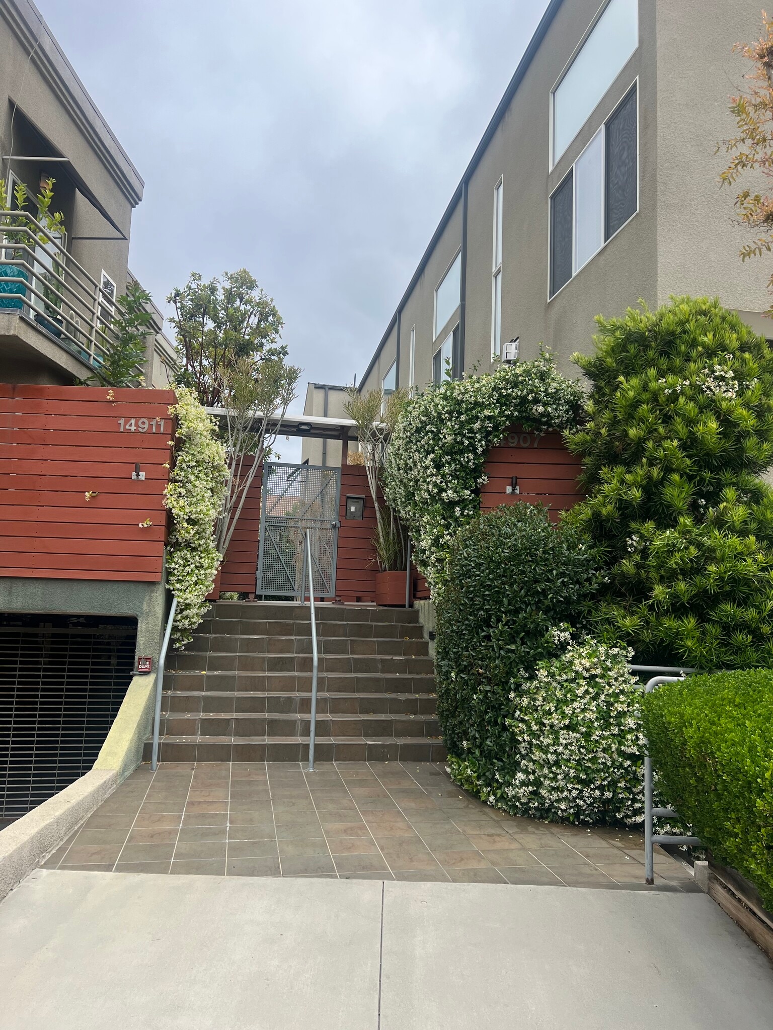 Building Photo - 14907 Moorpark St