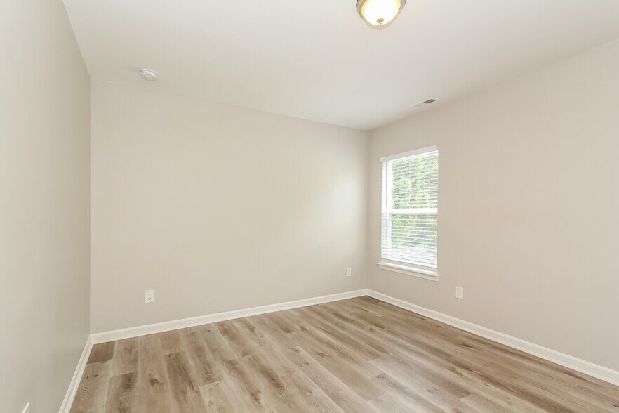 Building Photo - 114 Flanders Dr