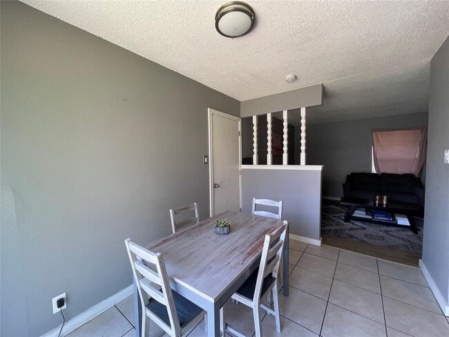 Building Photo - 2405 Parker Cir