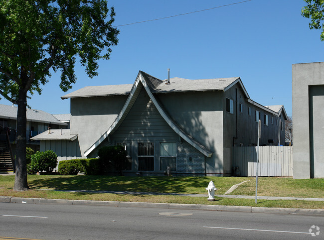 Building Photo - 1430 S Raitt St