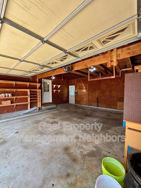 Building Photo - 10335 Holiday Dr