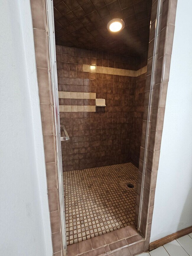 Building Photo - (3) Bed/(2) Bath in West Norman Available NOW! Sm Dog Negotiable.
