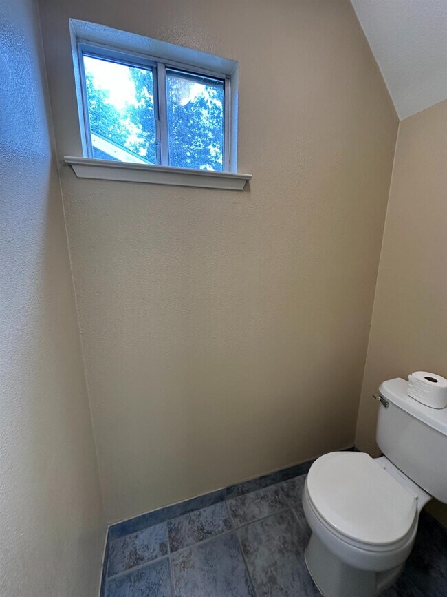 Building Photo - 813 E Mockingbird Ln