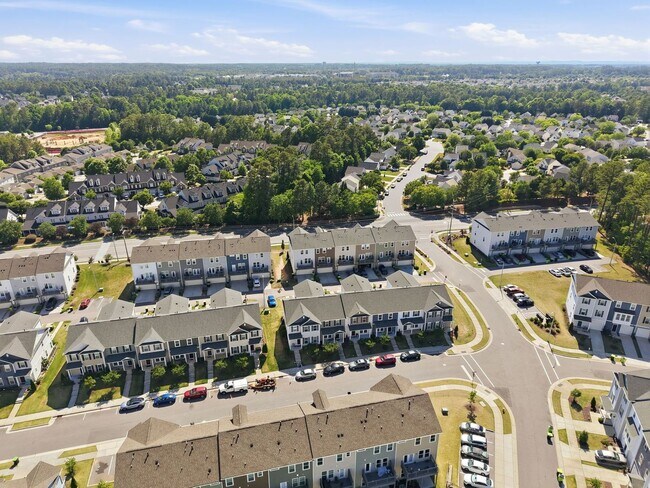 Building Photo - Modern 4BR Townhome with Washer/Dryer & Pet-Friendly Living in Morrisville!