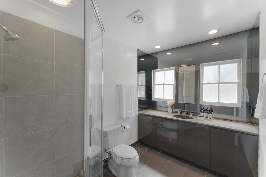 Building Photo - 332 S Crescent Dr