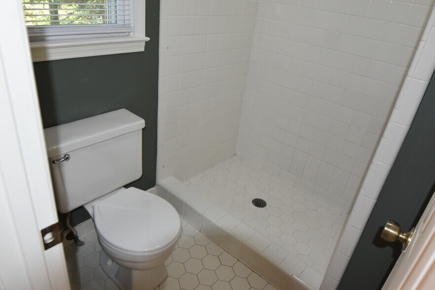 Building Photo - 1502 Parmele Dr