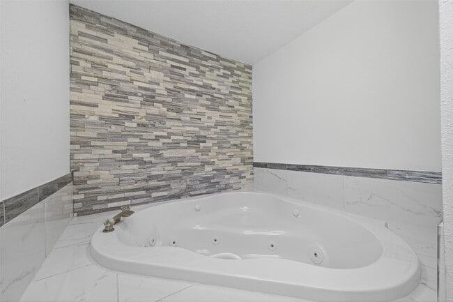 Building Photo - 8203 Huntermoor Cir