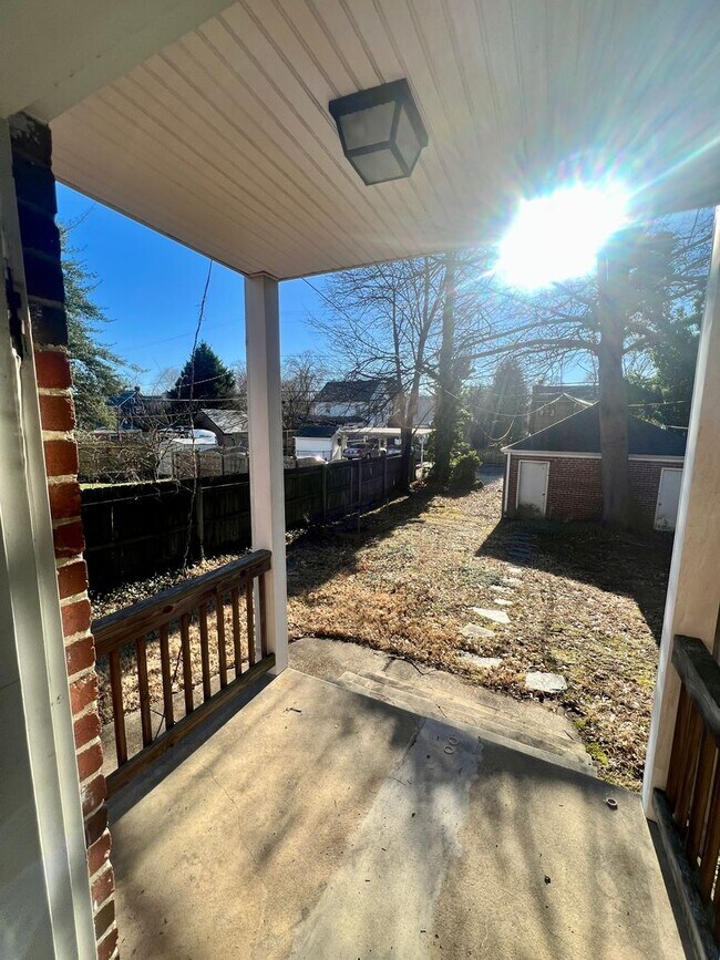 Building Photo - 4505 W Grace St