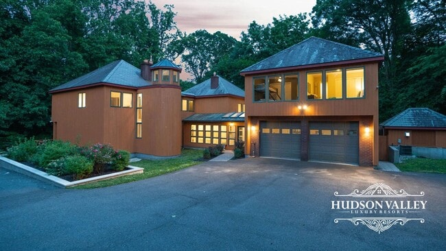 Building Photo - Elegant 7-Bedroom Estate in White Plains –...