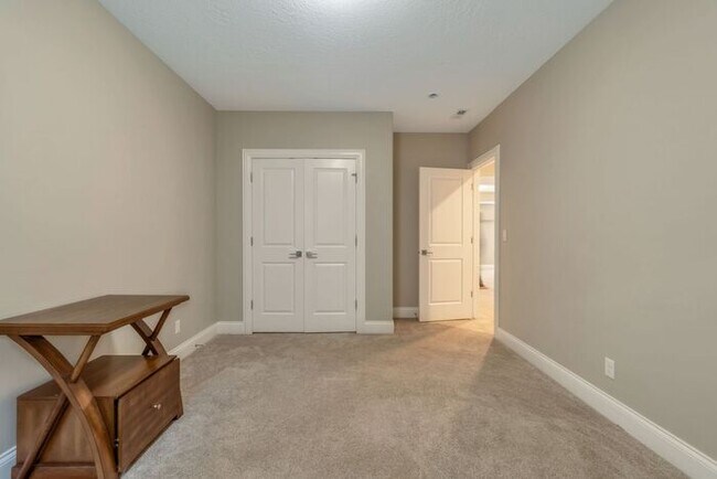 Building Photo - Upmarket Townhouse in Sought After Holladay City