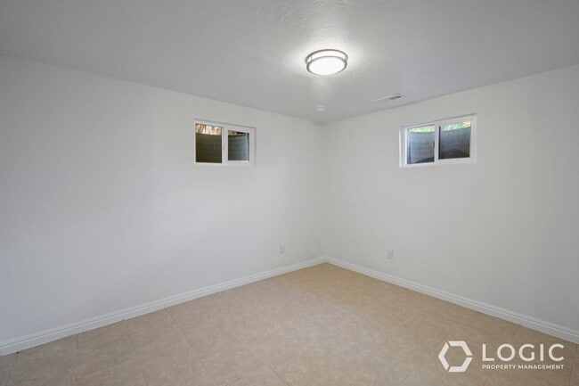 Building Photo - Beautiful Spacious Home in Great Sandy Loc...