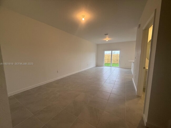 Building Photo - 2746 SE 24th Terrace